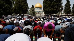 Palestinští muslimové u mešity Al-Aksá na Chrámové hoře při modlitbě během ramadánu