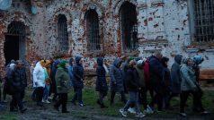 Věřící procházejí při oslavách pravoslavných Velikonoc kolem kostela těžce poškozeného během ruského útoku ve vesnici Lukashivka v Černihivské oblasti na Ukrajině
