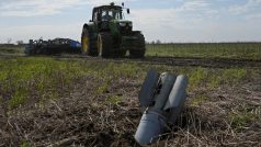 Raketa ze salvového raketometu dopadla v Záporožské oblasti na pole, kde je nyní potřeba zasít čočku