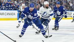 Útočník Toronta Maple Leafs John Tavares vstřelil v zápase proti Tampě Bay hattrick