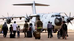 Britští občané, kteří se díky příměří mohli evakuovat ze Súdánu