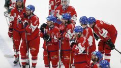 Zklamaní čeští hokejisté po prohře proti Švýcarsku