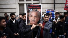 Proti zatčení bývalého pákistánského premiéra Imrana Chána protestovali jeho příznivci i v Londýně-