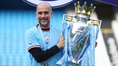 Trenér Manchesteru City s pohárem pro mistra Premier League