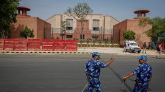 Policisté stojí na stráži před novou budovou indického parlamentu
