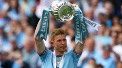 Záložník Manchesteru City Kevin de Bruyne s trofejí FA Cupu