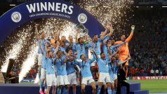 Fotbalisté Manchesteru City s trofejí pro vítěze Ligy mistrů
