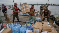 Dobrovolníci distribuují humanitární pomoc obyvatelům vesnice Afanasijivka v Chersonské oblasti, kterou zaplavila voda ze zničené Kachovské přehrady