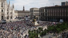 Příznivci pravicového expremiéra obřad sledují na náměstí před milánským dómem, je to pro ně jediná možnost, jak se s Berlusconim veřejně rozloučit