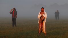 Pohané, druidi, místní obyvatelé i turisté se sešly u britského Stonehenge, aby oslavili letní slunovrat