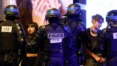 Policie během protestů, které vyvolala smrt 17letého mladíka Nahela, zastřeleného policistou při dopravní kontrole