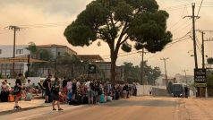 Evakuace turistů poblíž města Lindos na ostrově Rhodos