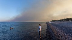 Řecké ostrovy dál bojují s požáry, na Korfu mají podezření na žhářství