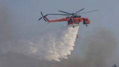U požárů zasahuje i vrtulník Elvis, který schopný pojmout až 9500 litrů vody