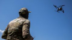 Ukrajinští vojáci se v Záporožské oblasti účastní výcviku v používání dronů