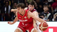 Němec Franz Wagner může se spoluhráči slavit historický postup do finále mistrovství světa basketbalistů