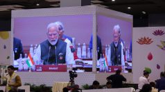 Indický premiér Naréndra Módí na obrazove při summitu G20