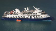 Výletní loď s 206 pasažery uvízla na mělčině v Grónsku