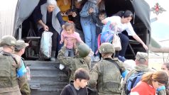 Ruské jednotky, které mají dohlížet na příměří, evakuují civilisty z Náhorního Karabachu
