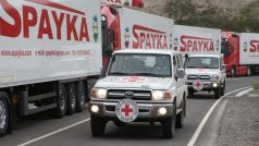 Vozidla Mezinárodního výboru Červeného kříže (MVČK) jedou směrem k arménsko-ázerbájdžánské hranici a Náhornímu Karabachu u obce Kornidzor v Arménii