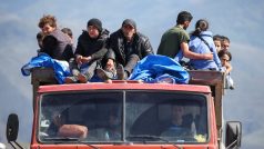 Uprchlíci z Náhorního Karabachu jedou v nákladním autě po příjezdu do pohraniční obce Kornidzor