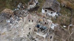 Záchranáři odklízejí trosky kavárny a obchodu s potravinami ve vesnici Hroza v Charkovské oblasti