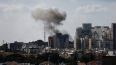Následky raketového útoku na Izrael