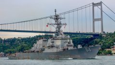 Torpédoborec USS Carney v Istanbulu
