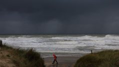Bouře na britských ostrovech v Lamanšském průlivu bude podle očekávání nejhorší za posledních 36 let