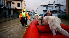 Zachráněná žena Carla a její pes Dante po bouři Ciarán v Itálii