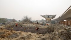 Pracovníci na výstavbě infrastruktury v Indii