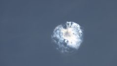 Exploze nosné rakety Super Heavy při zkušebním letu nové generace kosmické lodi Starship