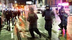 Policie v Dublinu musela zasahovat proti ultrapravicovým výtržníkům, kteří se sešli na místě útoku na děti