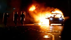 Ultrapravicoví protestující zapálili několik aut dublinské policie