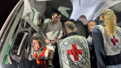 Propuštěný palestinský vězeň hovoří s členy Červeného kříže v autobuse poté, co opustil izraelskou vojenskou věznici Ofer