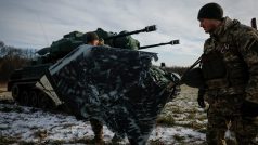 Ukrajinský voják z jednotky protivzdušné obrany nese na své pozici část ruského sebevražedného dronu