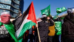 Protest na podporu Palestinců v Gaze v Hebronu na Západním břehu Jordánu okupovaném Izraelem