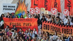 Klimatičtí aktivisté protestují proti používání fosilních paliv v době klimatického summitu COP28