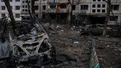Ein Wohnhaus wurde nach einem russischen Raketenangriff in Kiew am 13.12.2023 beschädigt