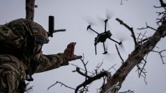 Ukrajinský voják vypouští kamikadze FPV dron na frontovou linii u města Bachmut