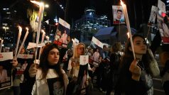 Demonstranti se sešli v Tel Avivu po tom, co armáda oznámila neúmyslné zabití tří rukojmích zajatých Hamásem
