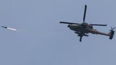 Izraelský vrtulník Apache u hranic mezi Izraelem a Pásmem Gazy