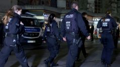 Německá policie, která vyšetřuje teroristickou hrozbu s možným plánem na útok na katedrálu v Kolíně nad Rýnem, zatím nikoho nezatkla a v chrámu ani nenašla nic podezřelého