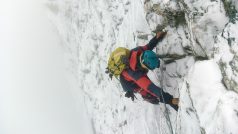 Švýcarsko, srpen 2023: Sněží a my jsme ve vertikálním lezení. Na chytech a policích, po kterých postupujeme, je pár centimetrů sněhu, klouže to…
