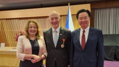 Senátor Pavel Fischer obdržel od tchajwanského ministra zahraničí Josepha Wu Medaili přátelství