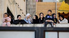 Lidé se účastní pohřbu Palestinců, kteří byli zabiti při izraelském náletu