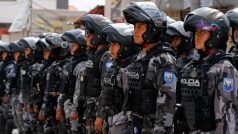 Policisté stojí ve formaci před věznicí El Inca, ze které šéf gangu zmizel