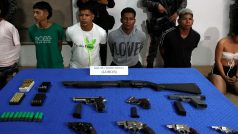 Členové gangu zadržení policií s drogami a zbraněmi