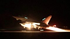 Britské letadlo Typhoon startuje k náletu na Jemen z kyperské základny Akrotiri