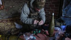 Ukrajinský voják připravuje dron (ilustrační foto)